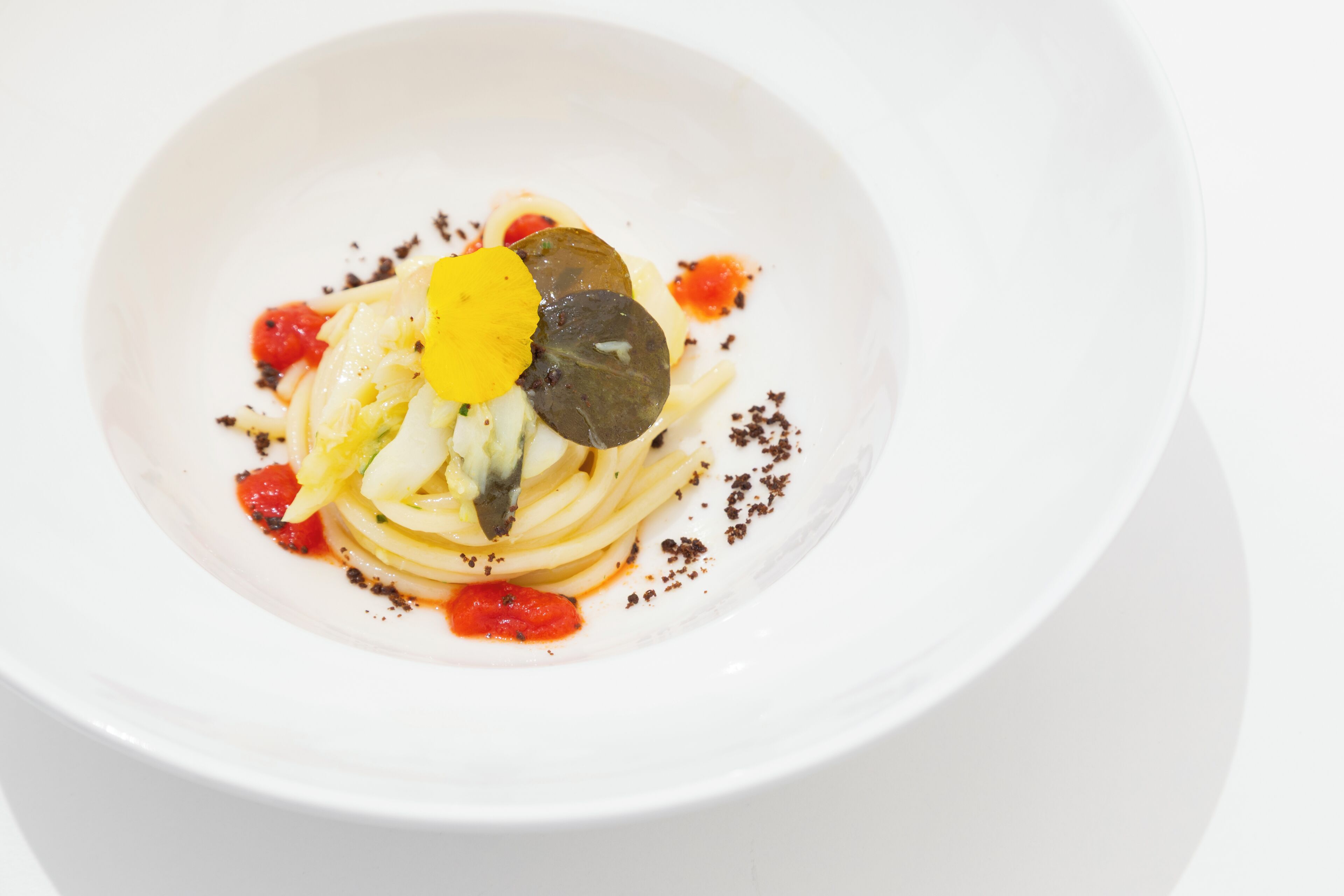 Der serveres morgenmad, frokost og regionale retter med havudsigt 