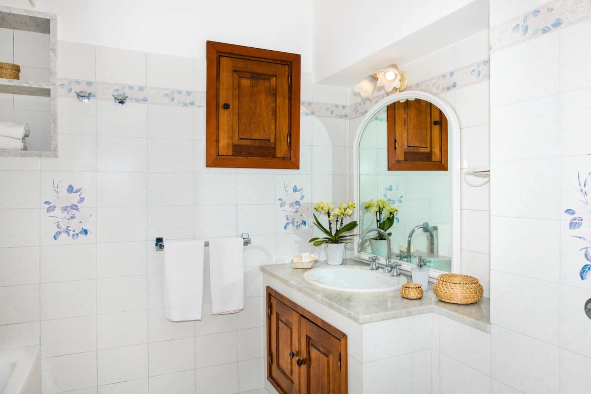 double room, partial sea view, annex building | 1 bedroom, minibar, in-room safe, desk