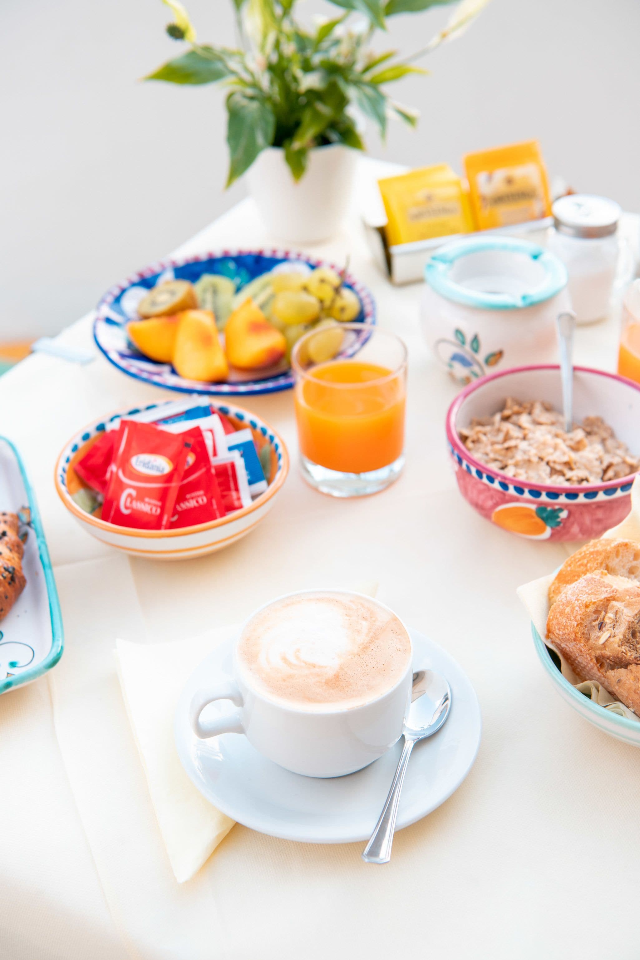 Minibar, coffres-forts dans les chambres, bureau