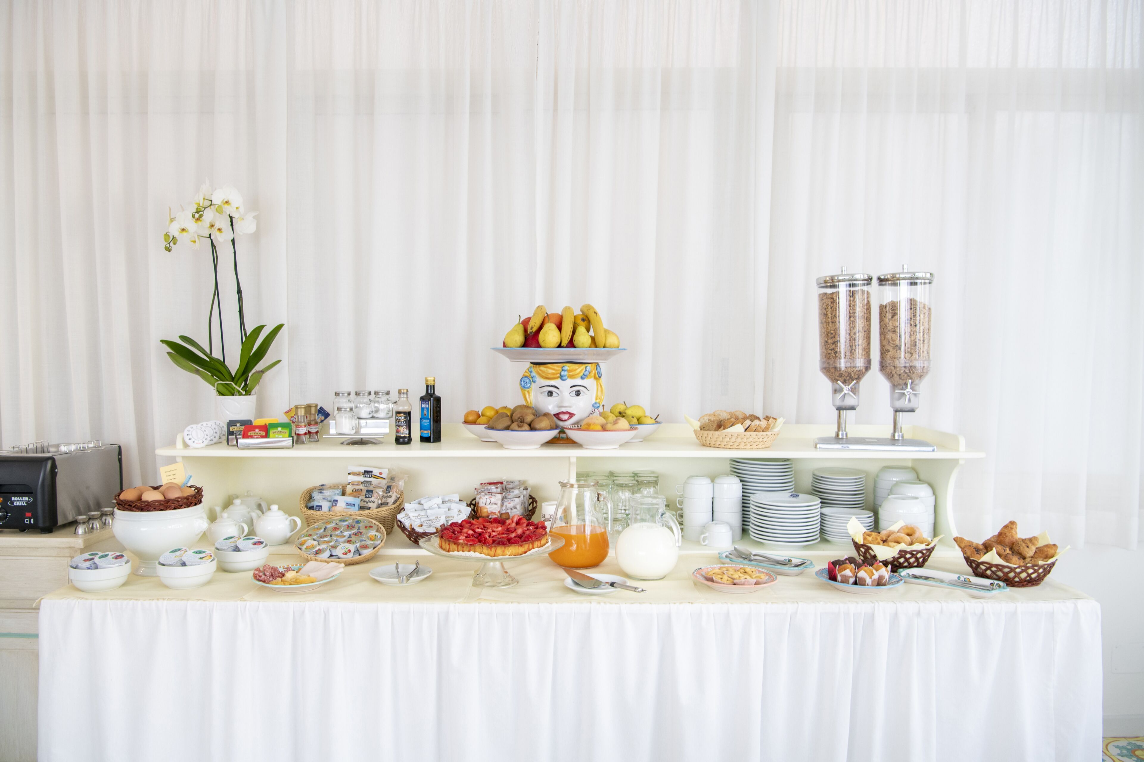 free daily full breakfast