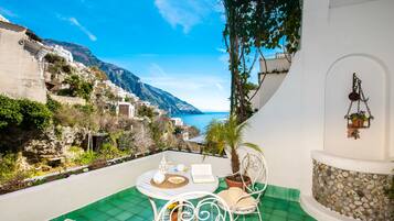 Doppelzimmer, eingeschränkter Meerblick, Annex | Minibar, Zimmersafe, Schreibtisch, laptopgeeigneter Arbeitsplatz