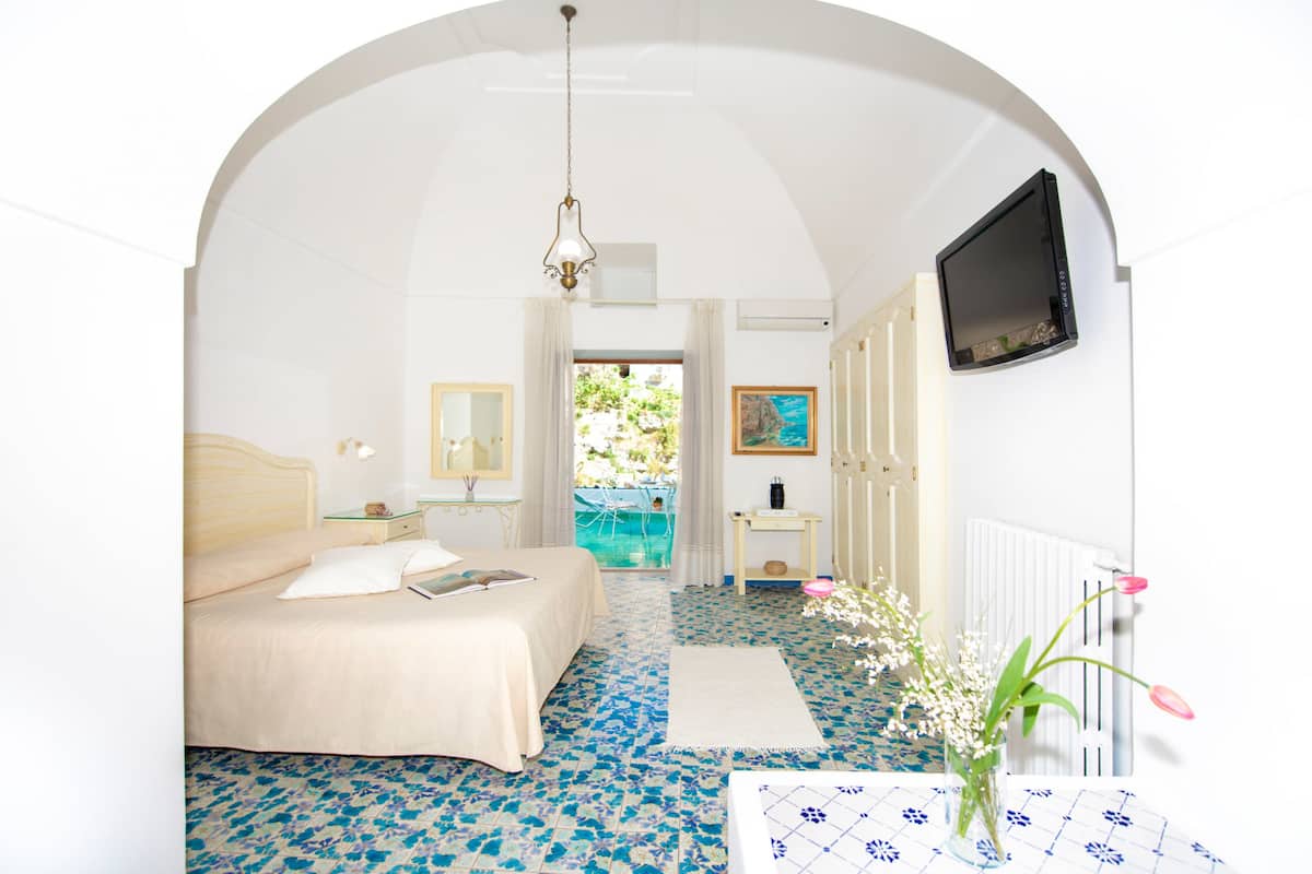 double room, partial sea view, annex building | 1 bedroom, minibar, in-room safe, desk