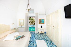 Dobbeltrom, delvis sjøutsikt, anneks | Minibar, safe på rommet, skrivebord og skrivebord for bærbar PC