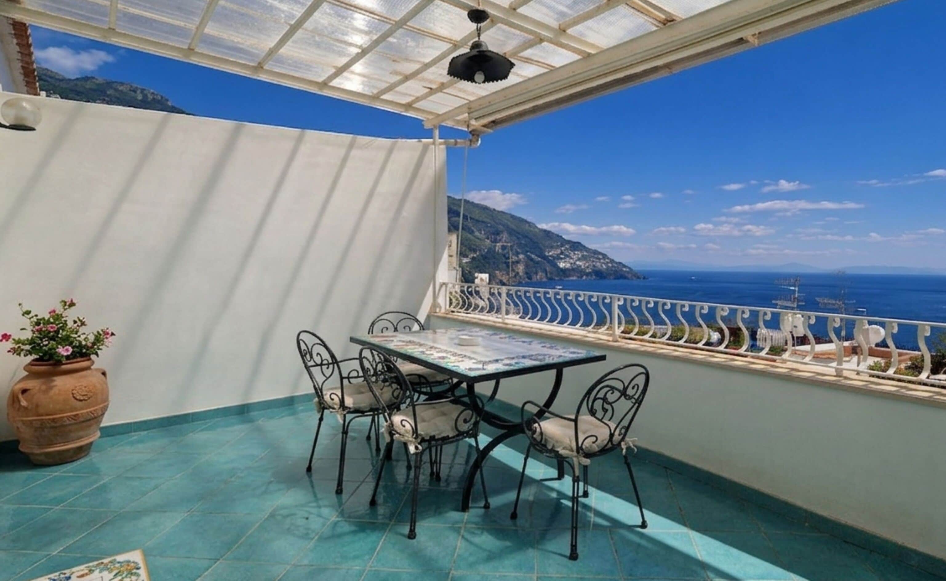 Phòng đôi, sân hiên, quang cảnh biển | Minibar, két bảo mật tại phòng, bàn 