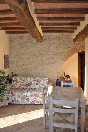 Family Apartment, 2 Bedrooms, Kitchenette, Hill View | Living room