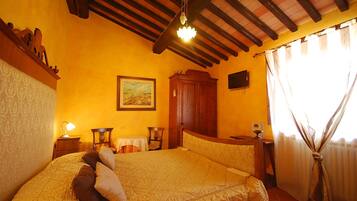 Camera singola, vista collina | Una scrivania, ferro/asse da stiro, Wi-Fi gratuito