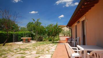 Familie appartement, 2 slaapkamers, kitchenette, uitzicht op heuvels | Een bureau, een strijkplank/strijkijzer, gratis wifi