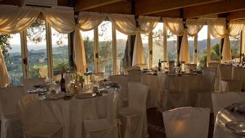 Tägliches Frühstücksbuffet (6 EUR pro Person)