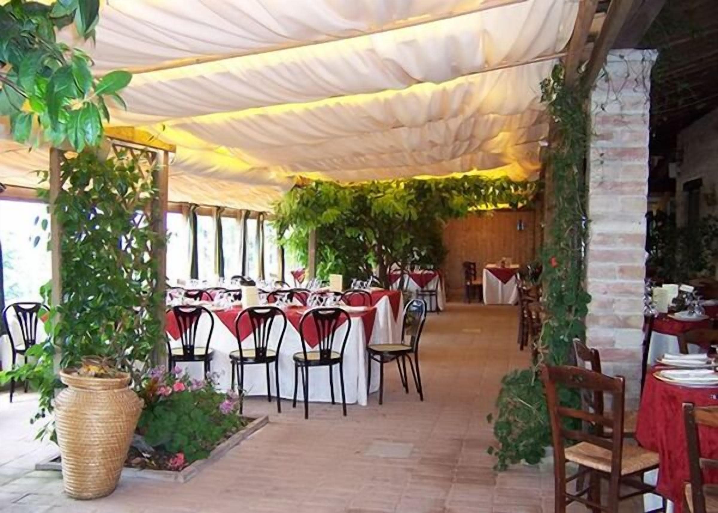 Dinner served, local cuisine, alfresco dining 