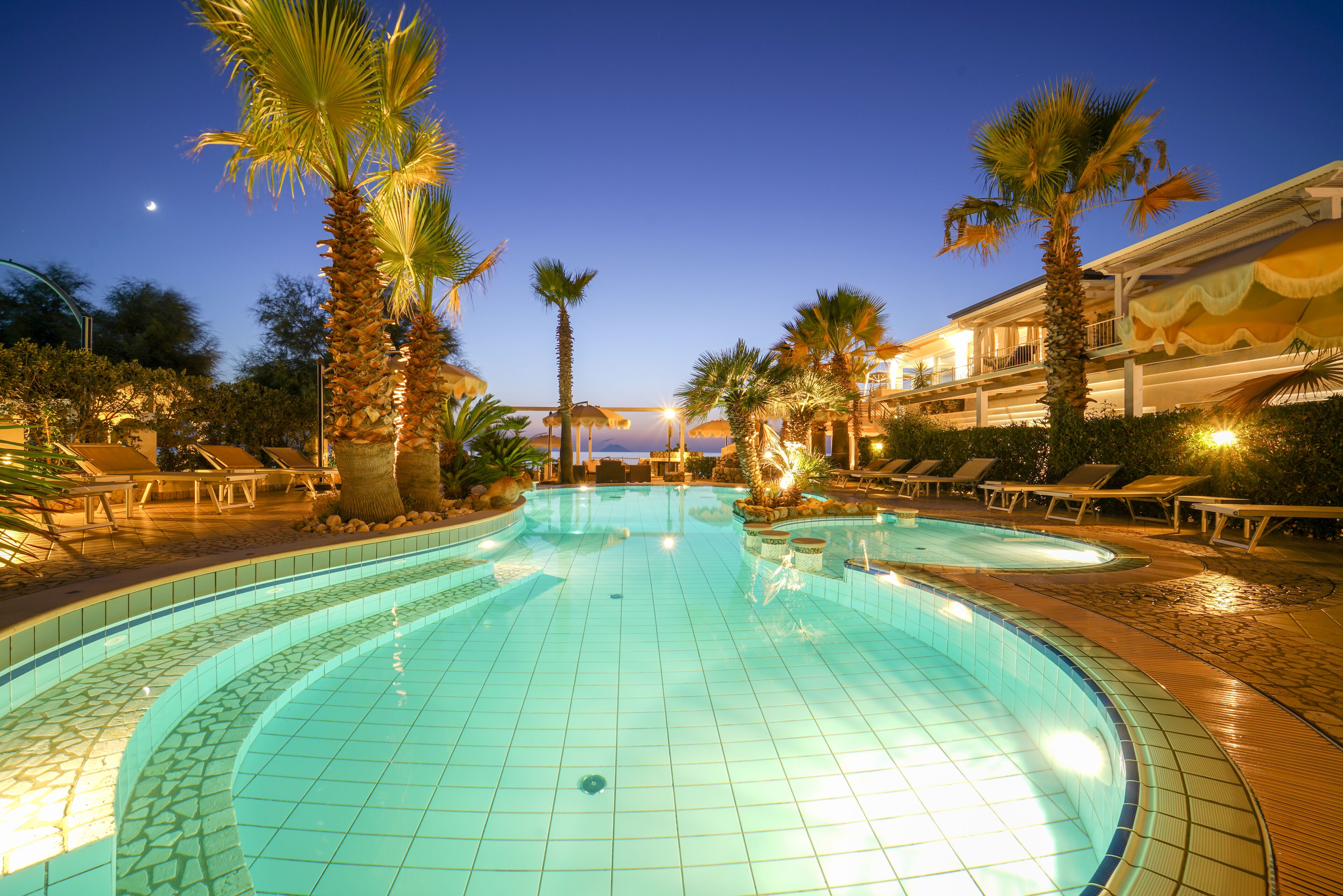 Piscina all'aperto, ombrelloni da piscina, lettini