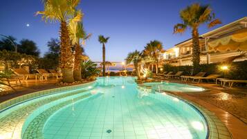 Piscina all'aperto, ombrelloni da piscina, lettini