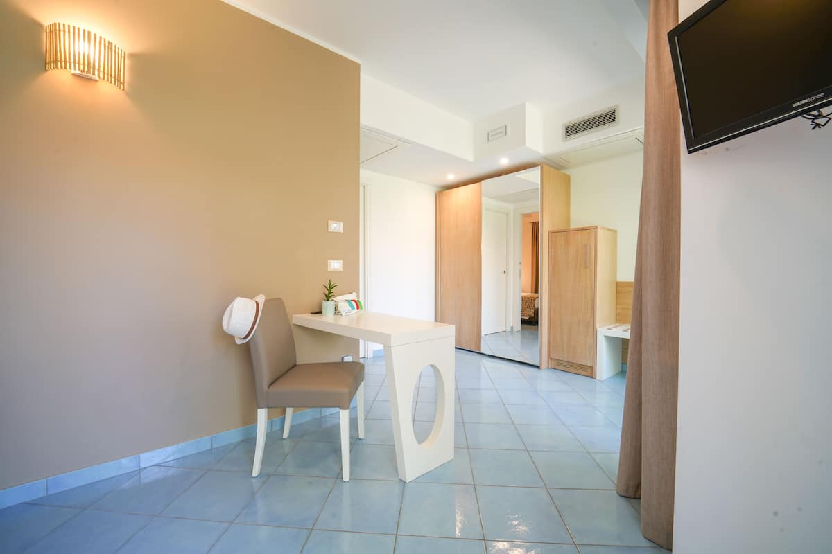 Premium bedding, minibar, in-room safe, desk