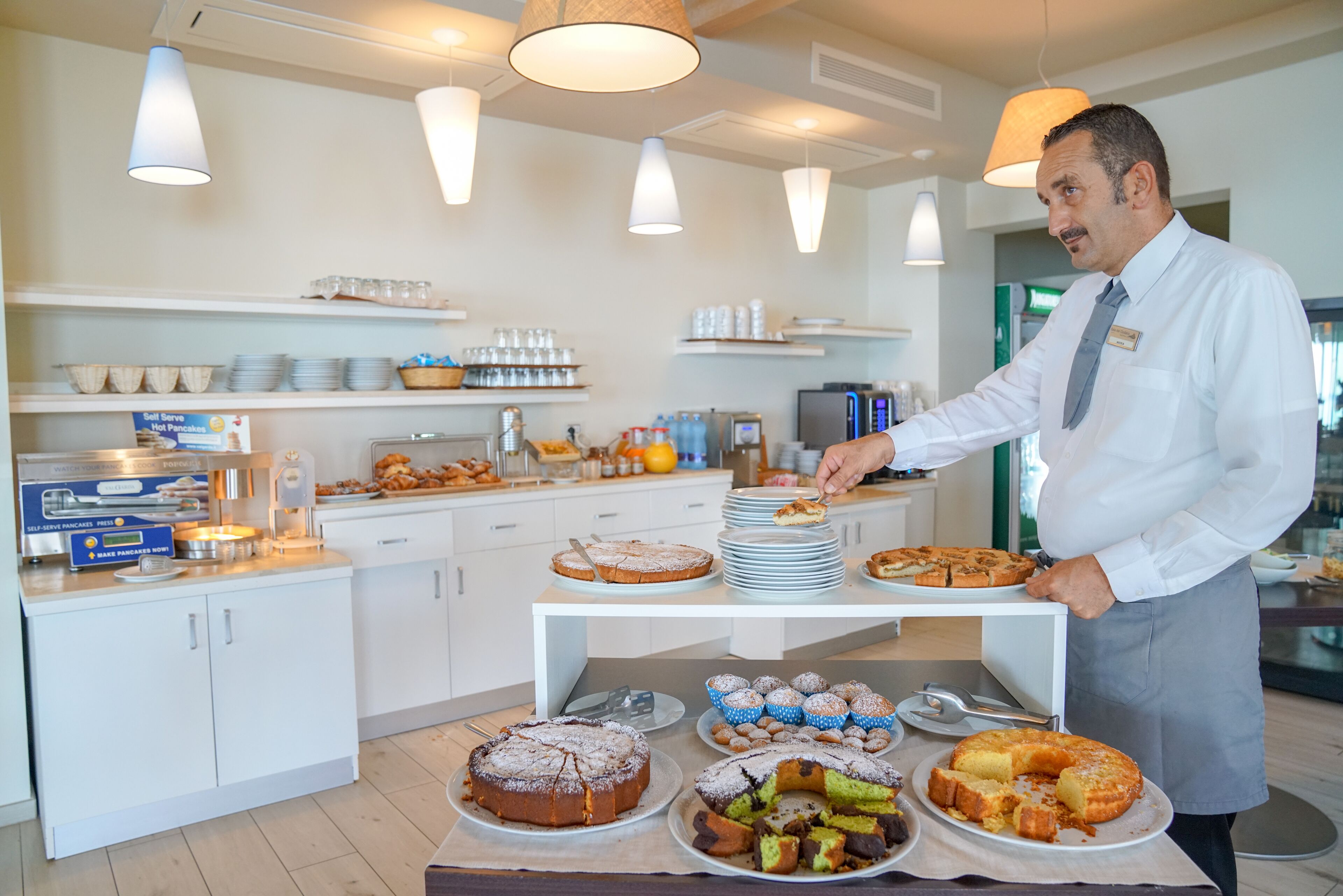 Una barra de desayuno con diversos postres y alimentos para el desayuno.