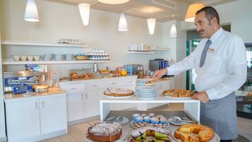 Una barra de desayuno con diversos postres y alimentos para el desayuno.
