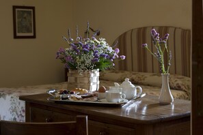 Family Room for 2 adults and 2 children up to 13 years old | Escritorio, cunas gratuitas y wifi gratis 