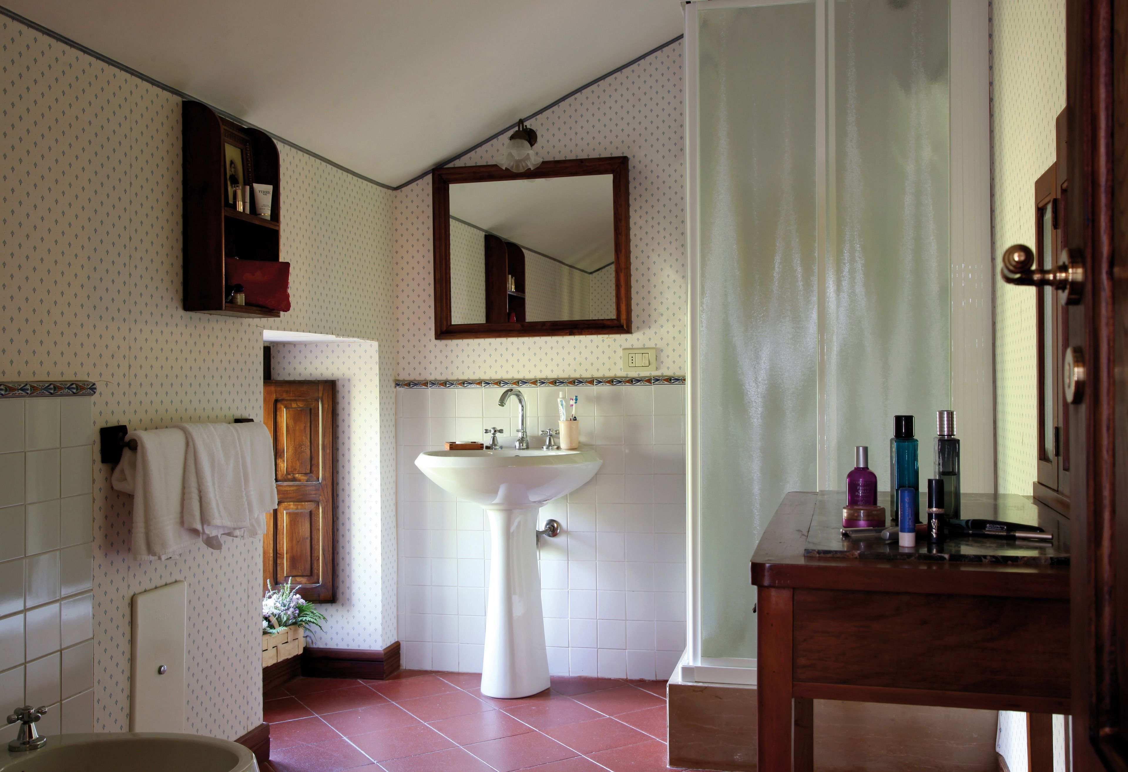 shower, free toiletries, hair dryer, bidet