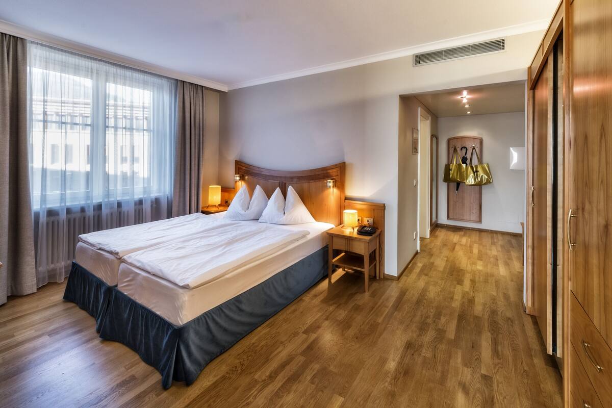 suite, non smoking | 1 bedroom, hypo-allergenic bedding, minibar, in-room safe