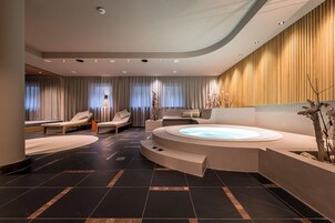 Un sauna, una bañera de hidromasaje, baño turco