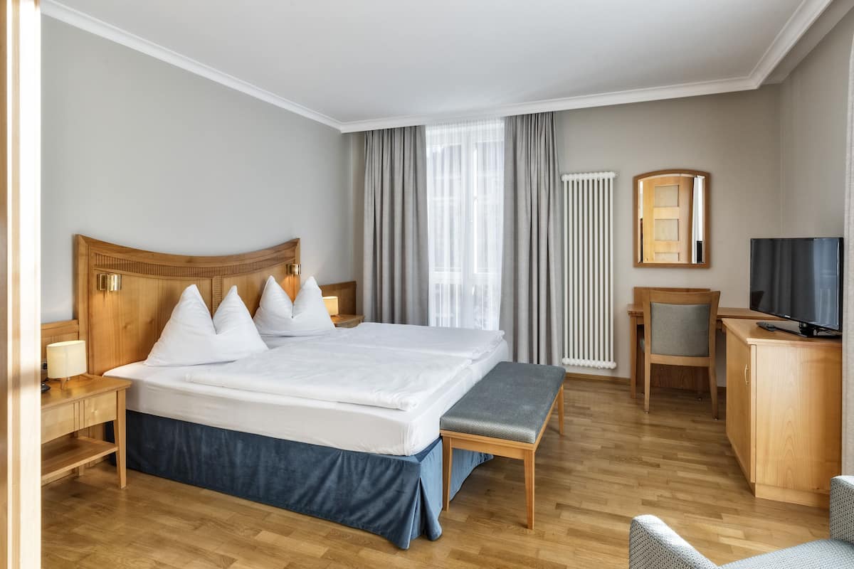 Suite Junior, non fumatori | 1 camera, biancheria da letto ipoallergenica, minibar