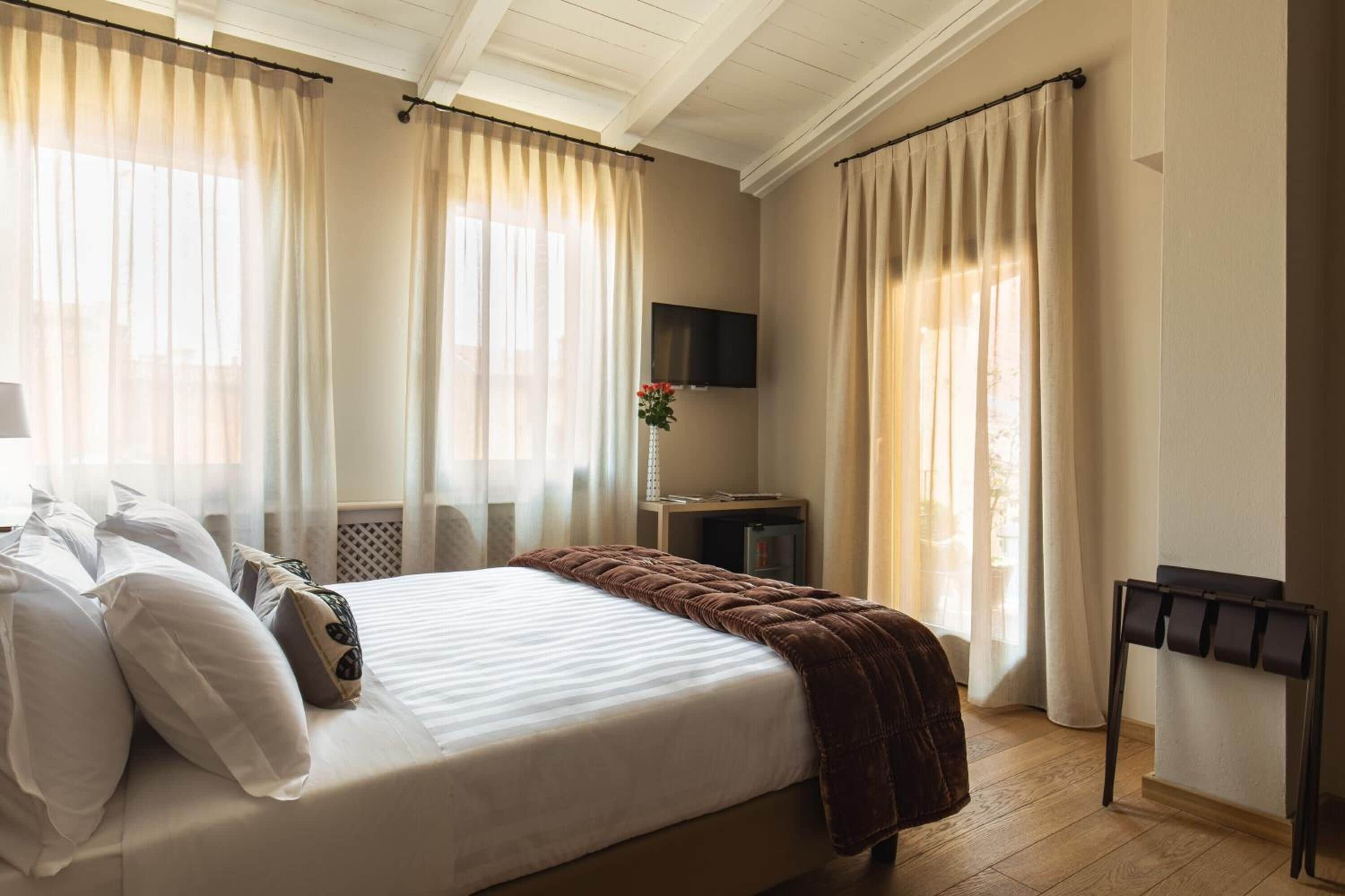 高級雙人或雙床房 | 高級寢具、羽絨被、記憶床墊、迷你吧