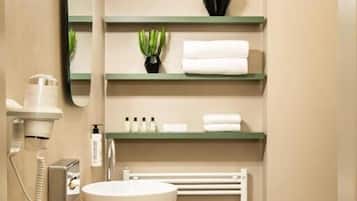 Secadora de cabello, batas, pantuflas, bidet