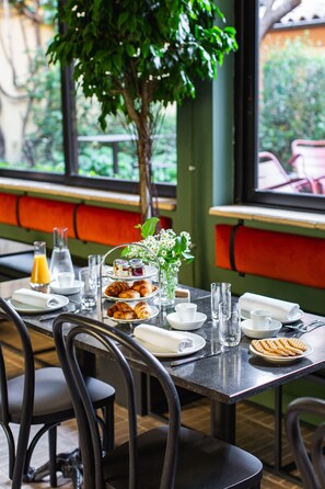 Free daily buffet breakfast  - Hotel Porta San Mamolo (Bologna)