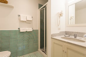 淋浴设施、大花洒淋浴喷头、免费洗浴用品、吹风机