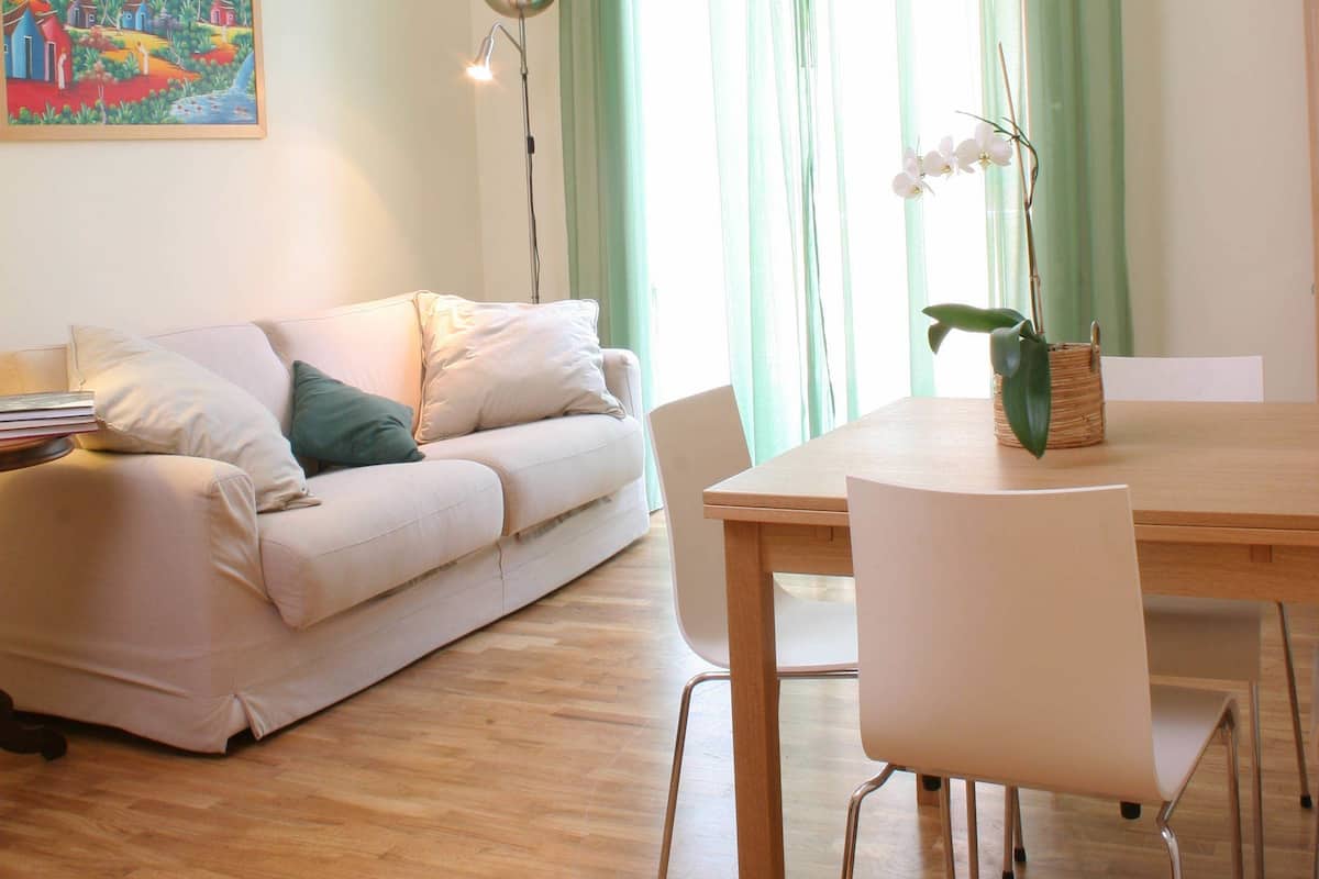 Traditioneel appartement, 2 slaapkamers (Corso Italia 106-116) | Woonkamer | Een flatscreentelevisie