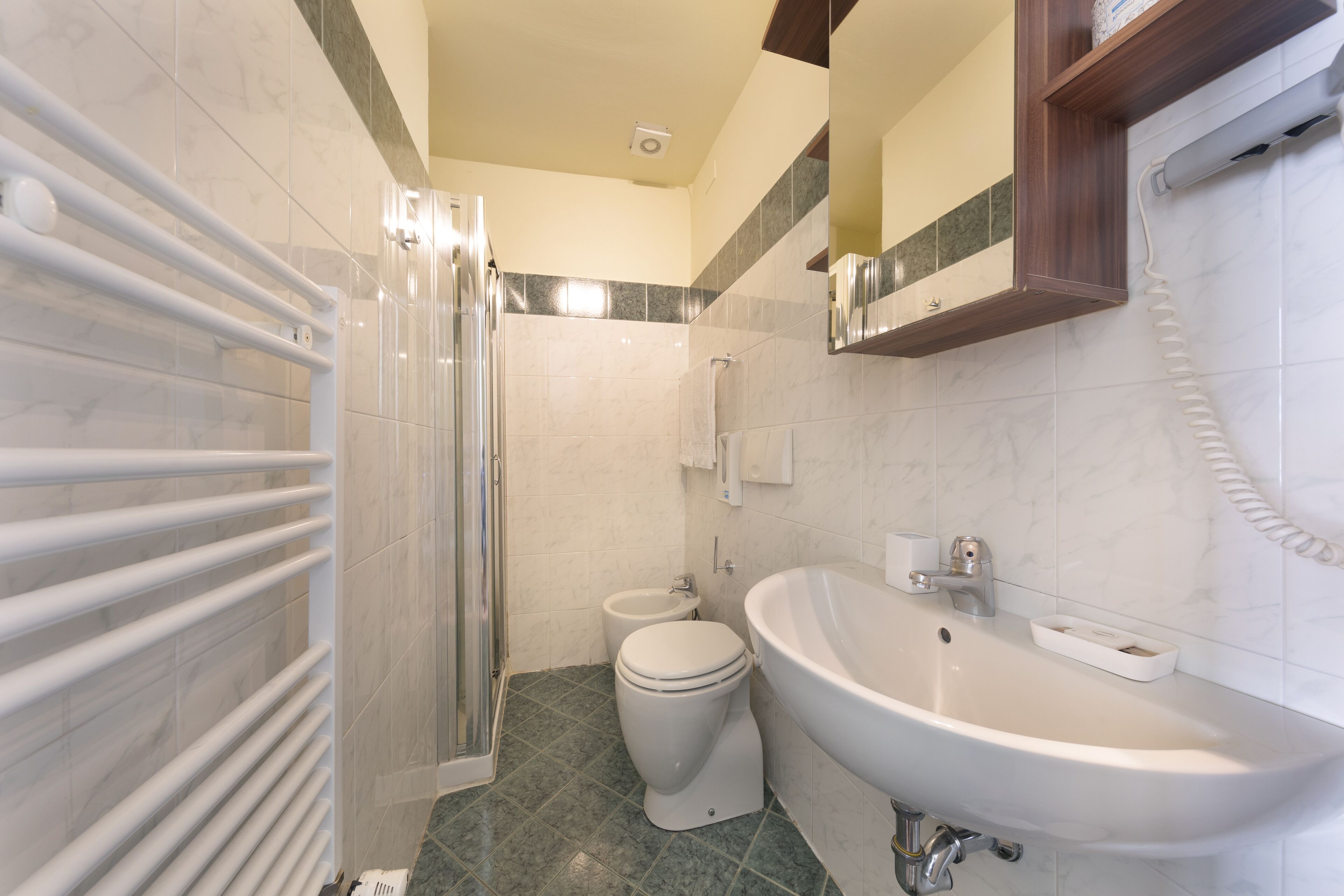Un baño moderno con ducha, inodoro y lavabo.