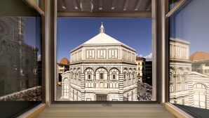 A view of a historic building with a dome and classical architecture through a window. - Soggiorno Battistero (Florence)