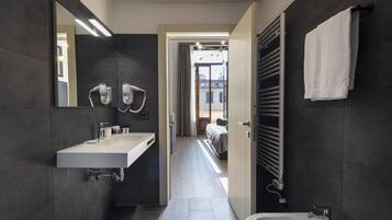 Suite, terraza (Duomo View) | Baño | Ducha, artículos de higiene personal gratuitos, secador de pelo y bidé