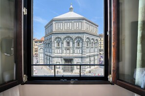 Deluxe Suite (Duomo View) | Premium bedding, down duvets, in-room safe, individually furnished - Soggiorno Battistero (Florence)