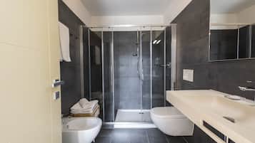 Shower, free toiletries, hair dryer, bidet
