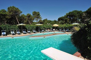 Piscine extérieure (ouverte en saison), parasols de plage