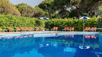 Piscina stagionale all'aperto, ombrelloni da piscina, lettini