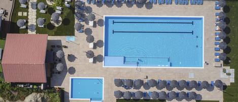 2 utendørsbassenger, bassengparasoller og solsenger