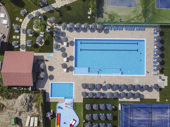 2 piscines extérieures, accès possible de 8 h à 19 h, parasols