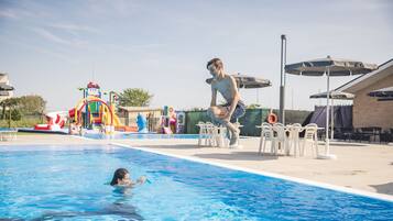 2 piscines extérieures, parasols de plage, chaises longues