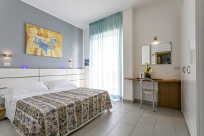 Rom – standard | Safe på rommet, skrivebord, blendingsgardiner og wi-fi (inkludert)