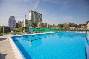 2 piscines extérieures, accès possible de 8 h à 19 h, parasols