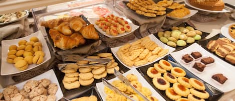 Un buffet proposant une variété de pâtisseries et de desserts.