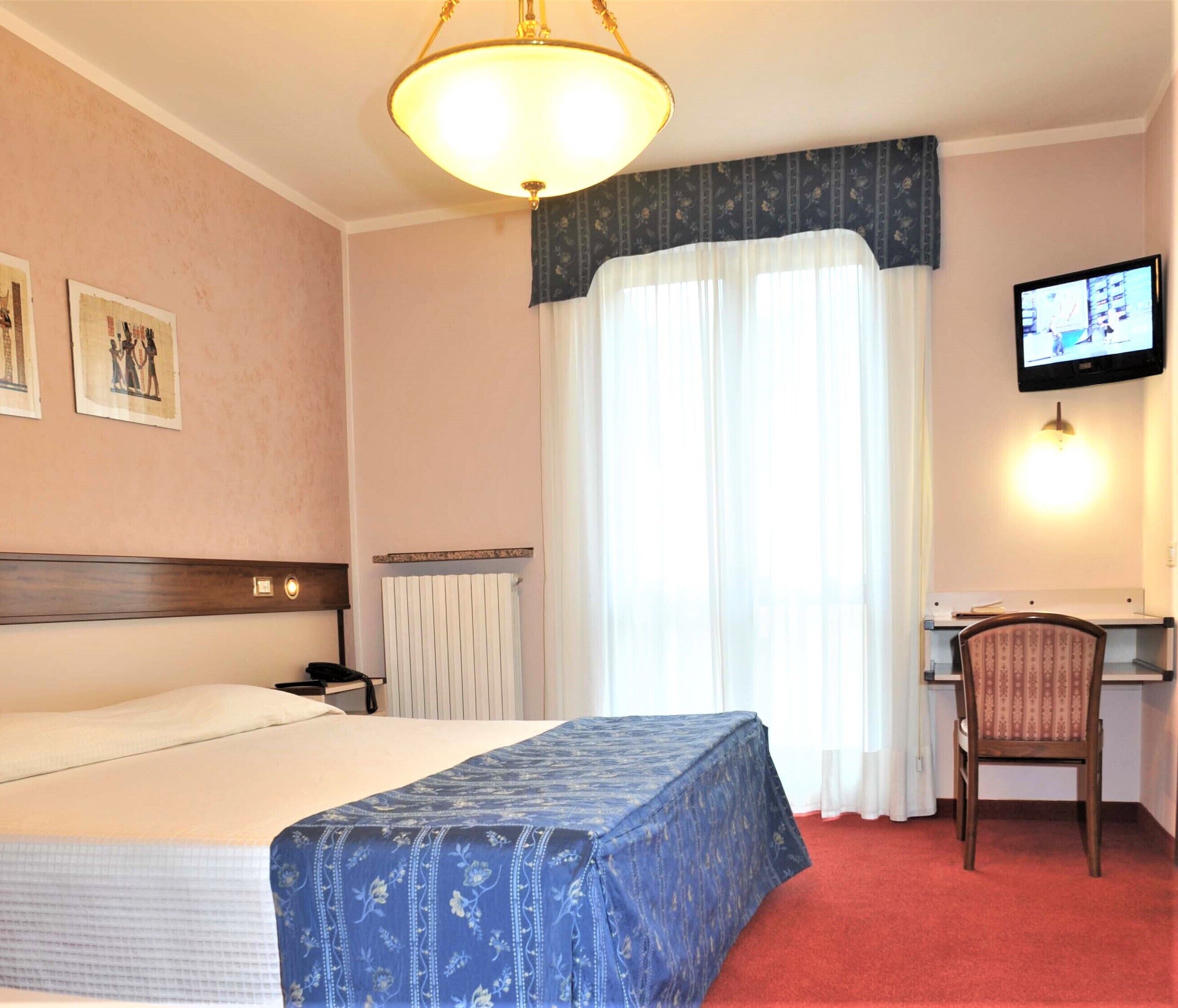 standard double or twin room | 1 bedroom, in-room safe, desk, blackout curtains