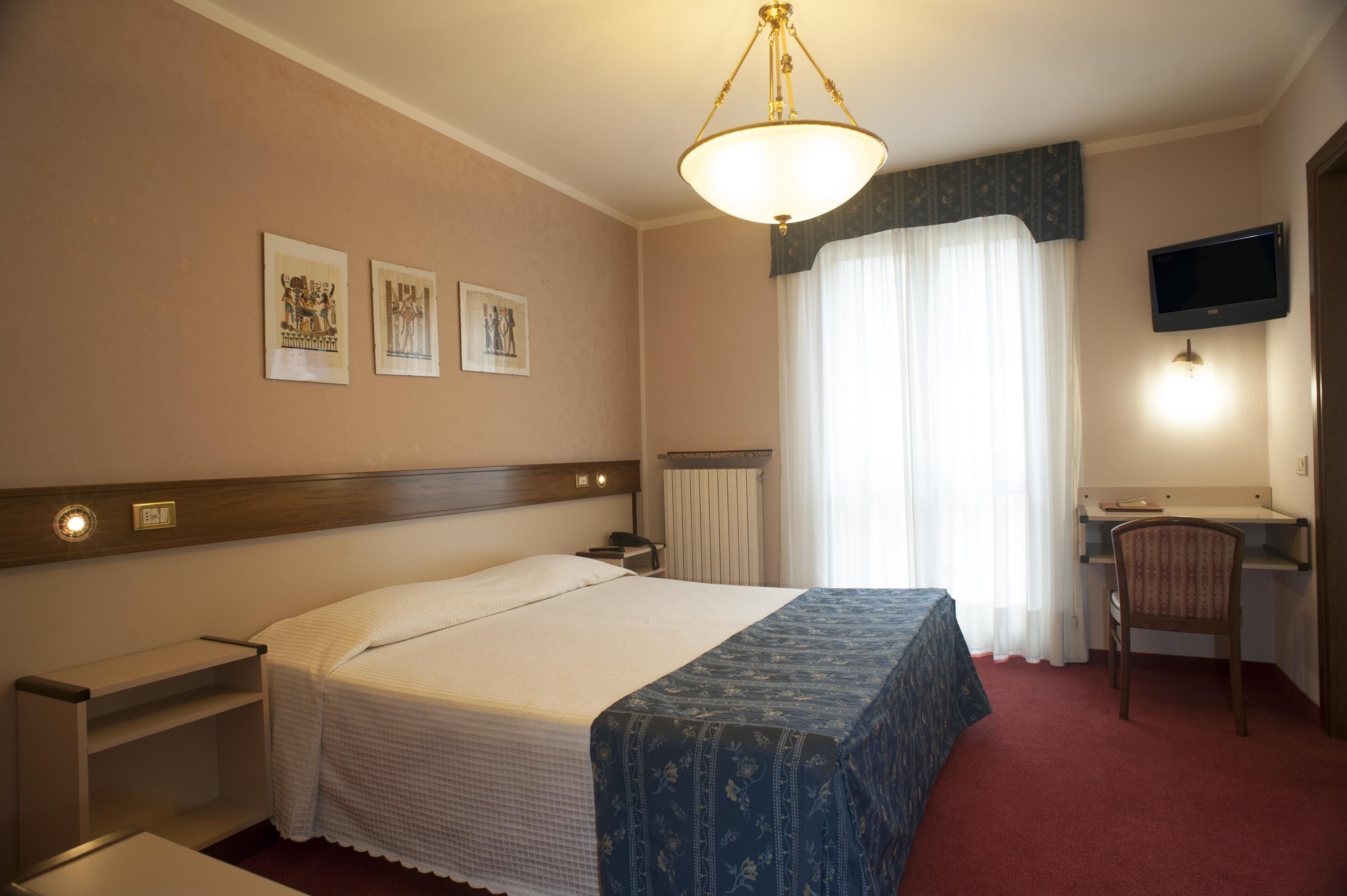 1 bedroom, in-room safe, desk, blackout curtains