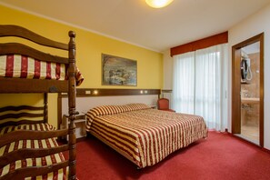 A hotel room with a double bed, a wooden headboard, a painting on the wall, a bathroom with a shower, and a red carpet. - Bes Hotel Papa San Pellegrino Terme (San Pellegrino Terme)