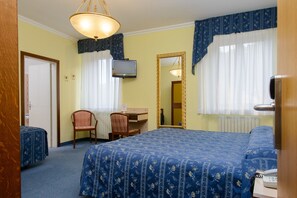 Caixa forta a l'habitació, escriptori i cortines opaques