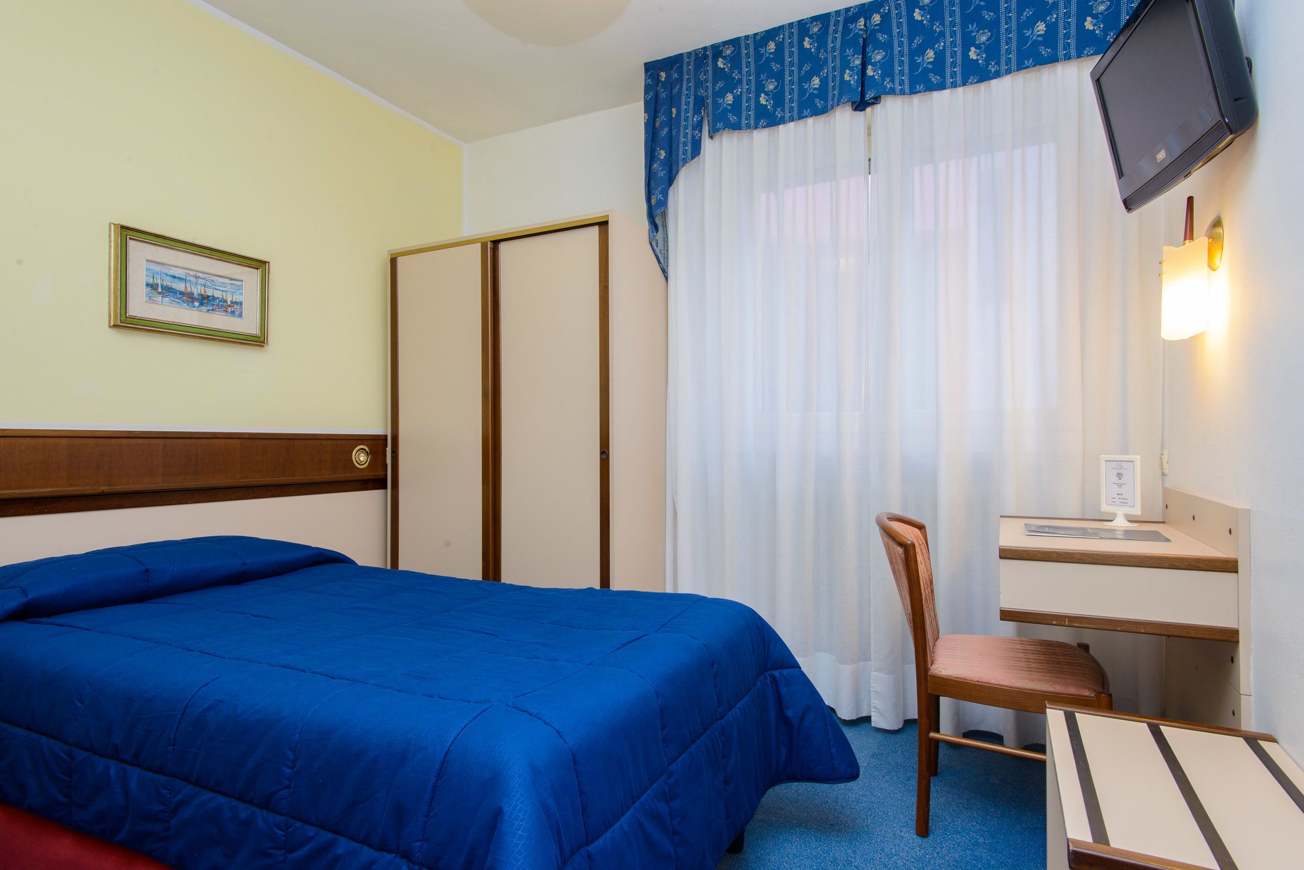 single room | 1 bedroom, in-room safe, desk, blackout curtains