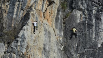 Dois escaladores em uma rocha íngreme.