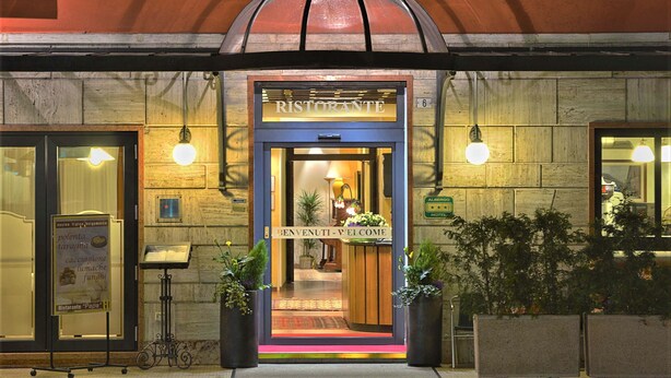 A restaurant entrance with a sign reading "RISTORANTE" and "BENVENUTI - VE'LO COME" welcoming guests. - Bes Hotel Papa San Pellegrino Terme (San Pellegrino Terme)