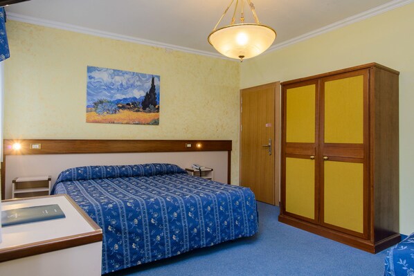 A bedroom with a bed, a nightstand, a desk, a wardrobe, and a painting on the wall. - Bes Hotel Papa San Pellegrino Terme (San Pellegrino Terme)