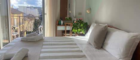 Kamer, 1 twee- of 2 eenpersoonsbedden, balkon | Een kluis op de kamer, een bureau, gratis wifi, beddengoed